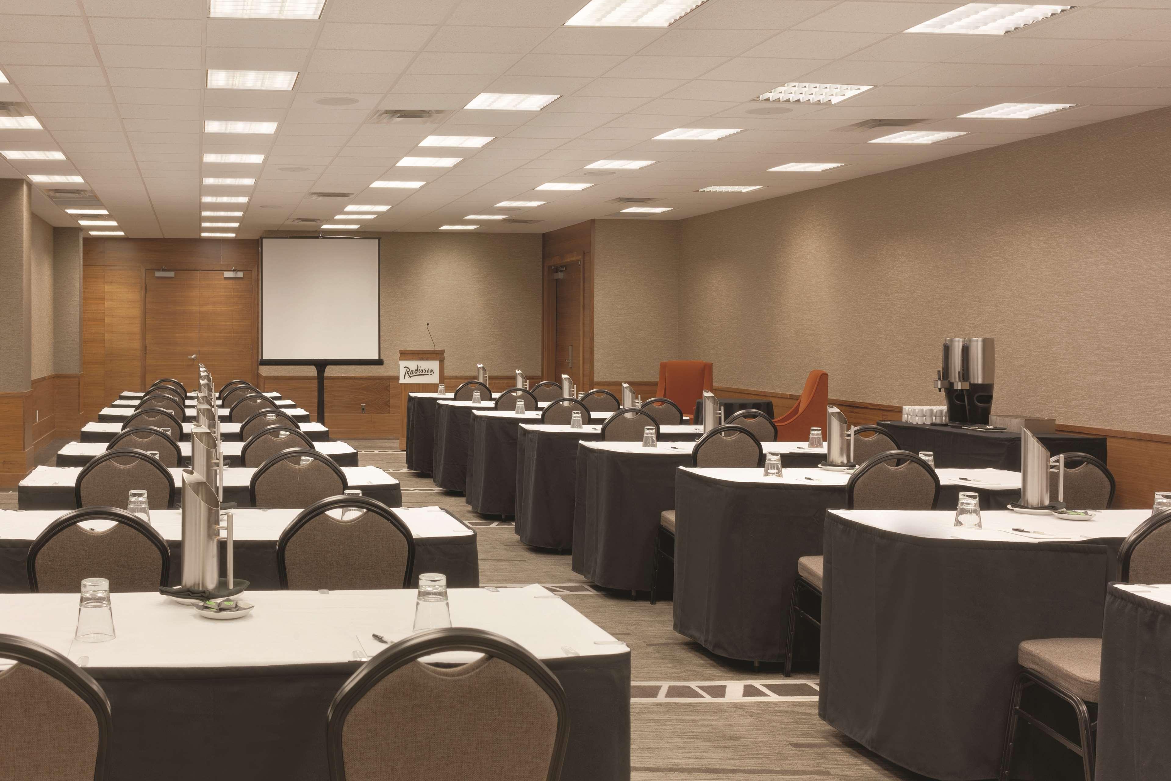 Radisson Hotel & Conference Centre Calgary Airport Dış mekan fotoğraf